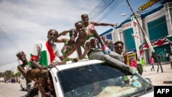 Des hommes aux couleurs du drapeau du Somaliland participent aux célébrations du 27ème anniversaire de l'indépendance autoproclamée du Somaliland à Hargeisa, au nord-ouest de la Somalie, le 15 mai 2018.