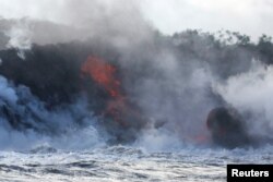 지난 20일 하와이주 빅아일랜드 킬라우에아 화산에서 분출된 용암이 파호하 동쪽 태평양으로 흘러내리고 있다.