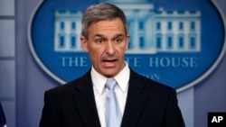 Le directeur par intérim des Services d'immigration des États-Unis, Ken Cuccinelli, lors d'un briefing à la Maison Blanche, le lundi 12 août 2019 à Washington. (Photo AP / Evan Vucci)