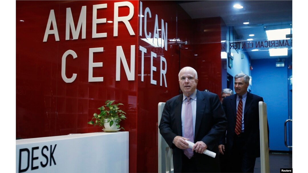 Thượng nghị sĩ McCain và thượng nghị sĩ bang Rhode Island rời buổi họp báo tại Trung tâm Hoa Kỳ ở Hà Nội, 8/8/2014.
