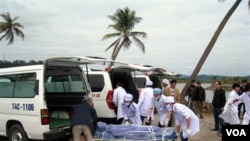 Petugas kesehatan Vietnam mengangkut korban tewas akibat tenggelamnya kapal wisata di Lepas Pantai utara provinsi Quang Ninh, Kamis (17/2).