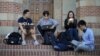 Mahasiswa Universitas California Los Angeles (UCLA) sedang bersantai di kampus UCLA, California. (Foto: Reuters)