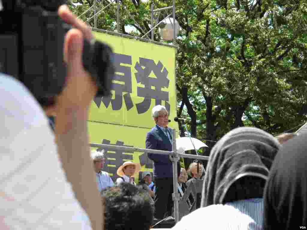 Nobel literature prize laureate Kenzaburo Oe address the crowd at the anti-nuclear rally. (Miguel Quintana/VOA)