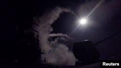 美国海军导弹驱逐舰“波特”号从地中海向叙利亚某空军基地发射战斧导弹。（2017年4月7日）