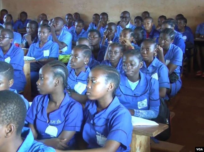 This classroom in a government school in Yaounde is congested with students who fled from northwest and southwest Cameroon. June 10, 2018. (M. Kindzeka/VOA)