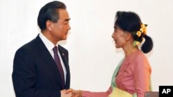 미얀마의 아웅산 수치 외무장관(오른쪽)이 5일 취임 후 첫 공식 일정으로 미얀마를 방문한 왕이 중국 외교부장과 회담했다.