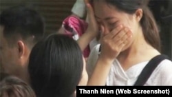 Một học sinh Việt Nam bật khóc sau khi biết điểm trúng tuyển dự kiến của trường trong đợt xét tuyển vào đại học.