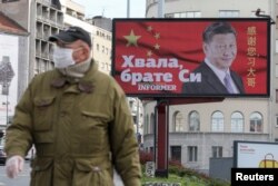 Bilbord zahvalnosti Kini tokom epidemije koronavirusa u Beogradu, 1. aprila 2020. (Foto: Rojters)