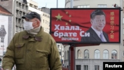 Një tabelë me fotografinë e presidentit kinez Xi Jinping, në Beograd