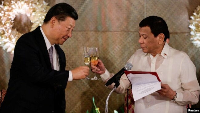 中国国家主席习近平和菲律宾总统杜特尔特在马尼拉总统府举行的国宴上。 （2018年11月20日）