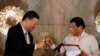Chủ tịch Trung Quốc Tập Cận Bình (trái) và Tổng thống Philippines Rodrigo Duterte nâng ly trong tại lễ yến tiệc ở phủ tổng thống ở Manila, Philippines, hôm 20/11.