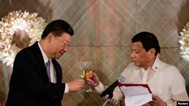 中国国家主席习近平和菲律宾总统杜特尔特在马尼拉总统府举行的国宴上。 （2018年11月20日）