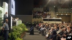 28일 더반 시에서 열린 유엔기후변화협약 총회에서 개막 연설을 하는 남아프리카 공화국 제이콥 주마 대통령(좌)과 각국 대표단(우)