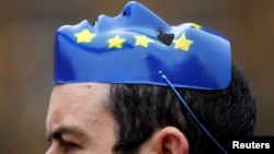 Protivnik Bregzita sa EU maskom na glavi ispred parlamenta u Londonu, 14. novembar 2017. REUTERS/Peter Nicholls