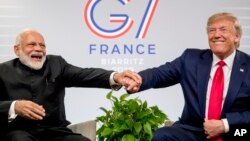 Presiden AS Donald Trump dan PM India Narendra Modi bertemu di sela-sela KTT G-7 di Biarritz, Perancis, hari Senin (26/8). 