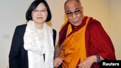 Taiwan Democratic Progressive Party (DPP) Chairwoman Tsai Ing-wen (L) shakes hands with exiled Tibetan spiritual leader the Dalai Lama during a private meeting in Kaohsiung, southern Taiwan, September 1, 2009. The Dalai Lama, on a controversial humanitarian visit to flood-ravaged Taiwan denounced by China, steered clear of talking about Tibet on Monday but said he was dedicated to the promotion of democracy. REUTERS/The Democratic Progressive Party/Handout 