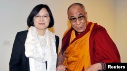 2009年9月1日，民进党主席蔡英文（左）与流亡的藏人精神领袖达赖喇嘛在台湾的一次非公开会议上握手。