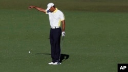 Tiger Woods takes a drop on the 15th hole after his ball went into the water during the second round of the Masters golf tournament, in Augusta, Georgia, USA, Apr. 12, 2013. 
