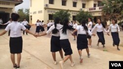 Female students attend a clean-up day event at Angkor High School, around two kilometers from Siem Reap city center on Saturday, March 21, 2015. (Phorn Bopha/VOA Khmer)