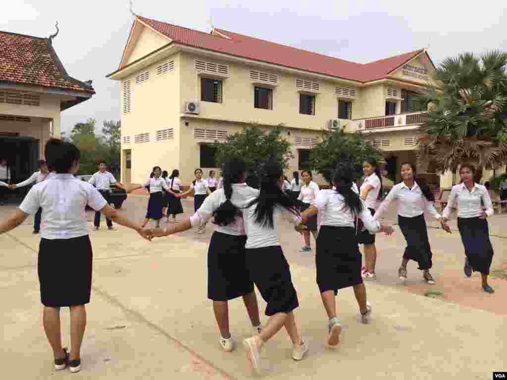 Female students attend a clean-up day event at Angkor High School, around two kilometers from Siem Reap city center on Saturday, March 21, 2015. (Phorn Bopha/VOA Khmer)