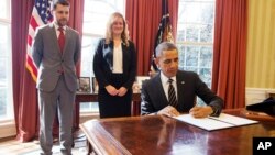 Presiden AS Barack Obama menandatangani peraturan untuk mengurangi emisi gas rumah kaca pemerintah federal sebesar 40 persen, Kamis (19/3). 