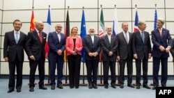 지난해 7월 이란과 주요 6개국의 핵 협상이 최종 타결된 가운데, 참가국 외교장관과 유럽연합 고위 관계자들이 기념사진을 찍고 있다.
