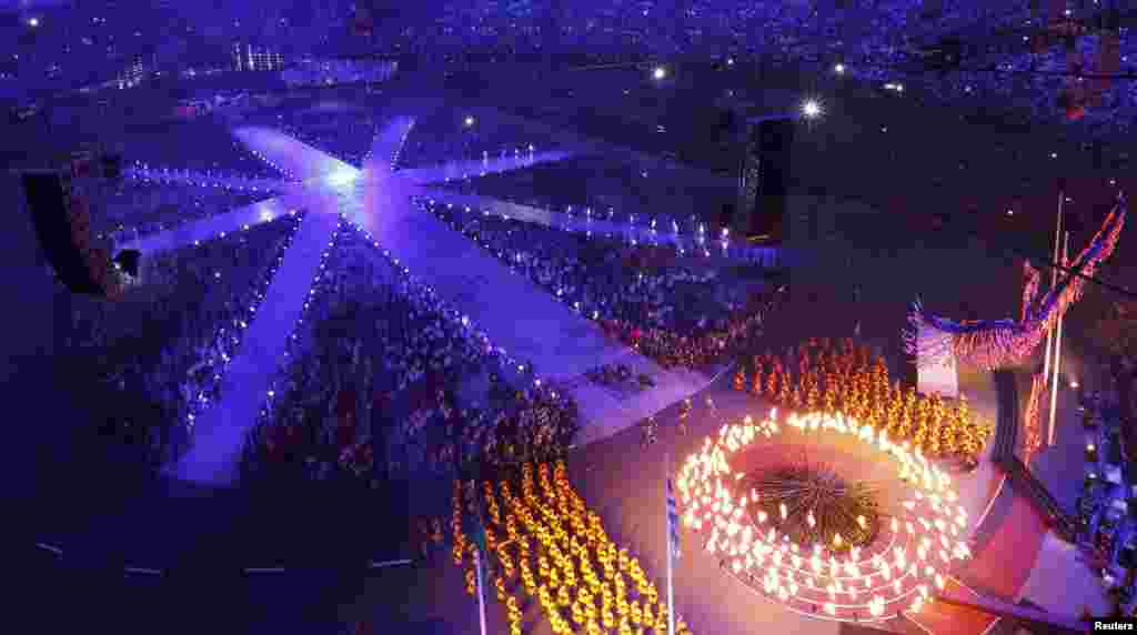 Obor Olimpiade di Olympic Stadium dimatikan menandai berakhirnya Olimpiade 2012.