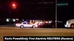 Policija na ulici nakon pucnjave u objektu FedEx u Indianapolisu u državi Indiana, SAD, 16. travnja 2021. godine, Fotografija snimljena s videozapisa. Kevin Powell / Indy First Alert / putem REUTERS-a