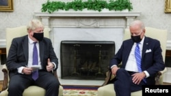 조 바이든(오른쪽) 미국 대통령과 보리스 존슨 영국 총리가 21일 백악관에서 회담하고 있다.