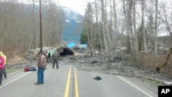 Condiciones en que quedó la carretera 530 en el condado de Snohomish luego del deslave de tierra.