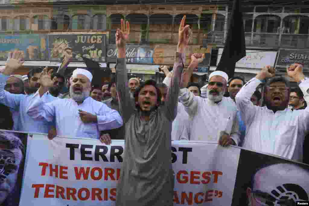 خاکوں کی اشاعت کے خلاف پاکستان کے کئی شہروں میں احتجاج کیا گیا جن میں کراچی اور پشاور میں ہونے والے مظاہروں میں شہریوں کی خاصی بڑی تعداد شریک ہوئی۔ دوران احتجاج فرانس مخالف اور اسلام کی حمایت میں نعرے لگائے گئے۔