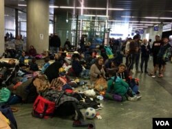In basement of Vienna, Austria train station, families who either cannot afford tickets or don't have passports wait, hoping for rescue, Sept. 15, 2015. (Photo: H. Murdock /VOA)