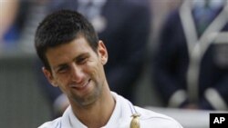 Novak Đoković s pokalom za prvo mjesto na Otvorenom prvenstvu Engleske, u Wimbledonu, 3. srpnja 2011.