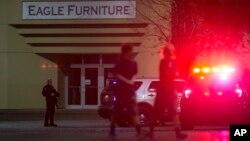 La policía y el FBI buscan al atacante, aparentemente hispano, de entre 22 y 25 años de edad, que fue captado por una de las cámaras de seguridad cuando entraba a la tienda con un rifle de caza.