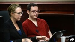 James Holmes (R) appears in court for the sentencing phase in his trial, Aug. 24, 2015, at Arapahoe County District Court in Centennial, Colorado. 