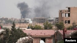 De la fumée s'élève au nord-est de la ville de Hasaka, Syrie, le 21 août 2016.