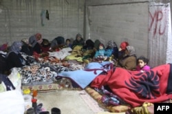 Porodice traže sklonište u podrumima kurdskog grada Džandairisa, u blizini sirijsko-turske granice, zapadno od grada Afrina, 26. januara 2018.
