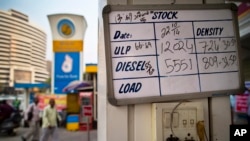 Giá dầu diesel và xăng trên tại một trạm xăng ở New Delhi, Ấn Độ.