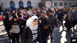 Ratusan siswa Midwood High School di Brooklyn, New York melakukan aksi keluar kelas atau walk out hari Rabu (14/3). 