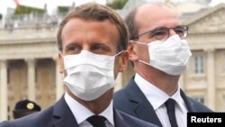 Thủ tướng Pháp Jean Castex (phải) và Tổng thống Emmanuel Macron.