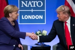 도널드 트럼프 미국 대통령과 앙겔라 메르켈 영국 총리가 북대서양조약기구(나토) 정상회의 이틀째인 4일 런던 근교 왓포드에서 회담을 하고 있다.