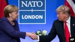 Donald trump et Angela Merkel au sommet de l'Otan à Watford en Angleterre le 4 décembre 2019.