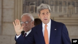 جان کری وزیر خارجه ایالات متحده (راست) و صائب عریقات مذاکره‌کننده ارشد فلسطینی، در رام‌الله، کرانه باختری، ۱ مرداد ۱۳۹۳ 