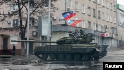 2015年2月1日亲俄罗斯分离主义者坦克在顿涅茨克