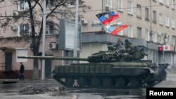 Pro-Russian separatists ride on a tank in Donetsk, eastern Ukraine, February 1, 2015. REUTERS/Maxim Shemetov 