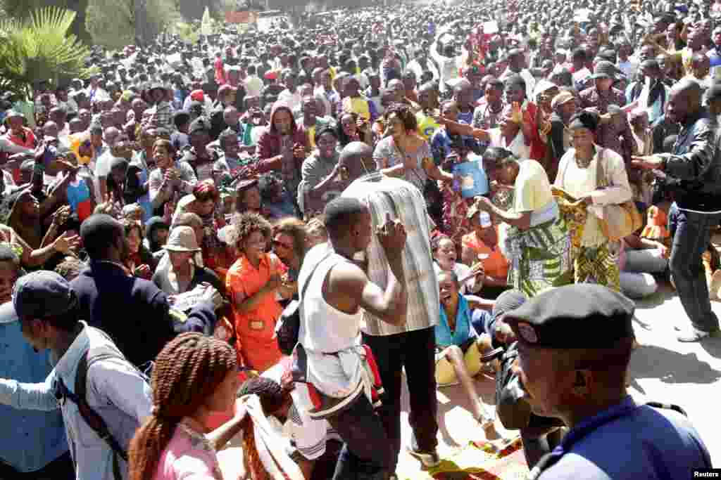 Les partisans de Moise Katumbi attendent à l&#39;extérieur du bureau du procureur, où leur leader est interrogé sur les allégations de recrutement des mercenaires, 11 mai 2016.