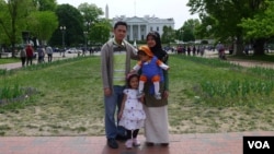 Nisa Pradesha (kanan) bersama keluarga, menjalani bulan Ramadan pertama di Amerika yang tahun ini bertepatan dengan musim panas.