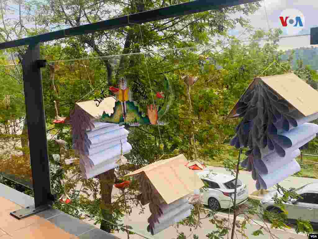 Habitantes de Tiana, pueblo a las afueras de Barcelona, decoraron su balcón con rosas y libros.