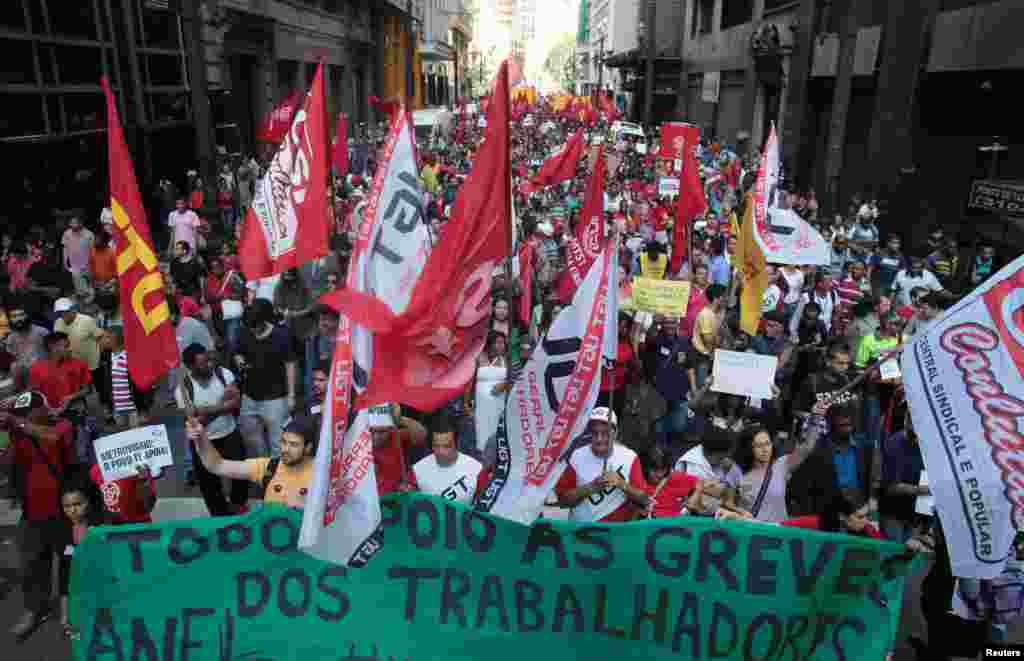 Para anggota Gerakan Tanpa Atap bergabung dengan pekerja stasiun metro dalam protes pada hari kelima mogok kerja di Sao Paulo, Brazil (9/6).