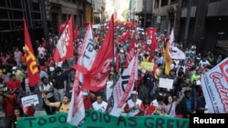 Warga Brazil melakukan protes di kota Sao Paulo menjelang pembukaan Piala Dunia 2014 (Senin, 9/6).